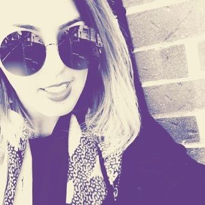 Meet your Posher, Parisa